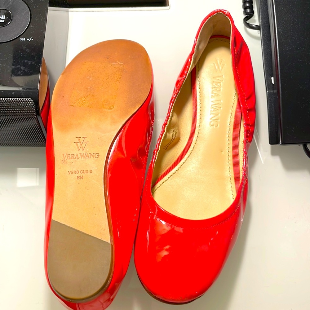 Vera Wang Size 8 stylish and comfortable in a vibrant orange.